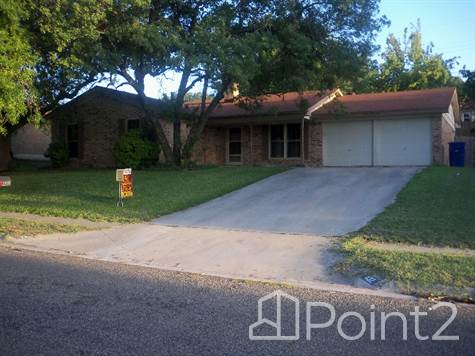 This beautiful ranch style house is located in a mature and will established neighborhood in Copperas Cove Texas (GO BULLDOGS). This spacious floor plan has 
