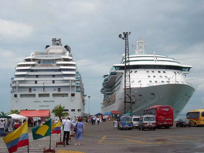 Коста Рика. Лимон, порт, океанские лайнеры Коралловая Принцесса и Сияние Морей состыковались в Лимоне.   Туры в Коста Рику, отдых в Коста Рике.