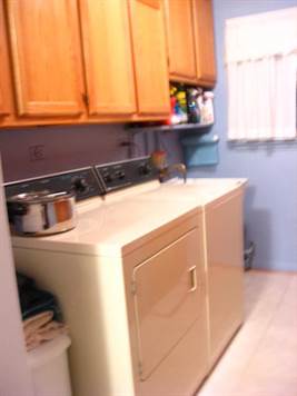 LAUNDRY ROOM INCLUDING WASHER, DRYER AND TUB