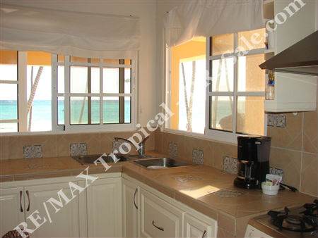 KITCHEN WITH VIEW TO THE OCEAN