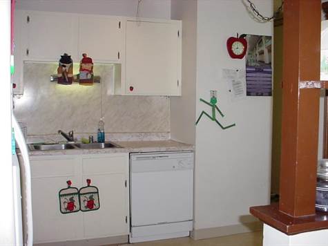 ROOMY KITCHEN FOR TABLE