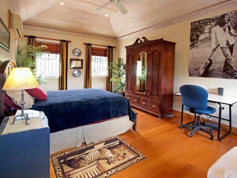 Barbados Luxury, Master Bedroom with Queen Sized Bed