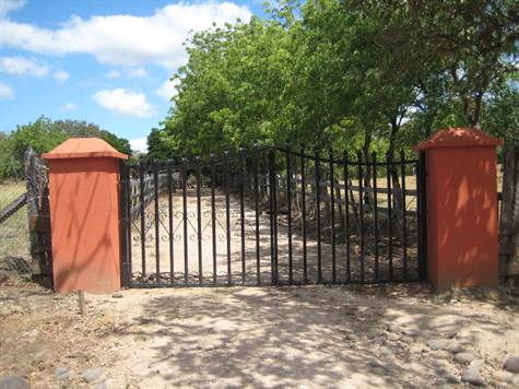 Gate leading to the cabina