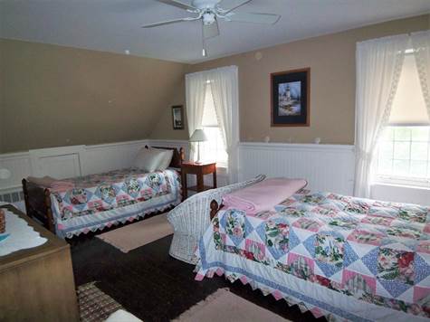 Twin guest bedroom