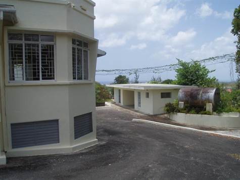 Barbados Luxury,  Side-shot of Entrance Road
