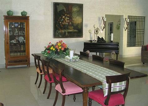Barbados Luxury, Dining table