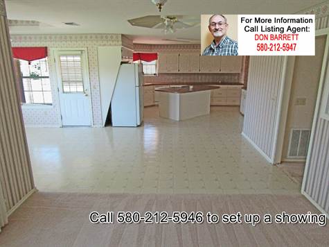Spacious Great Room combining kitchen, dining room, breakfast nook, and an additional dining space. 308 W Fisher Ln, Idabel OK 74745 10 acres home for sale.