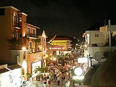 restaurants_at_night_on_5th_avenue_playa_del_carmen_mexico