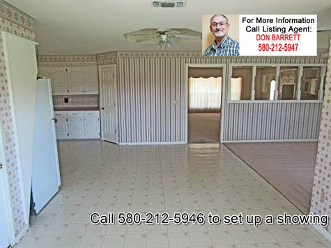 spacious Great Room combining kitchen, dining room, breakfast nook, and an additional dining space. 308 W Fisher Ln, Idabel OK 74745 10 acres home for sale.