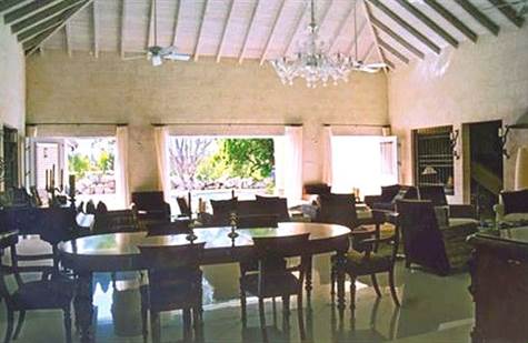 Barbados Luxury, Indoors proper dinning-table
