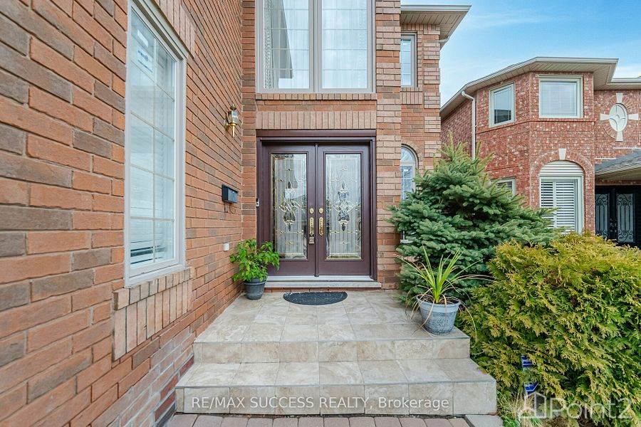 5091 Silverwater Mill Cres, Mississauga, ON L5V2B6 Photo 2