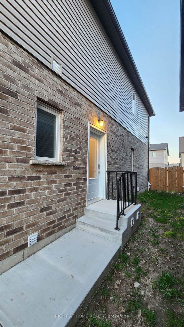 229 Tall Grass Cres, Kitchener, ON N2P0G8 Photo 5