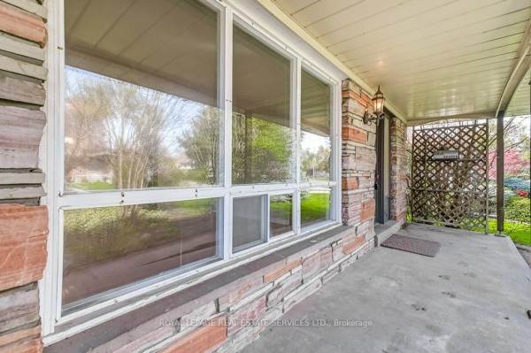 685 Netherton Cres, Mississauga, ON L4Y2M5 Photo 3
