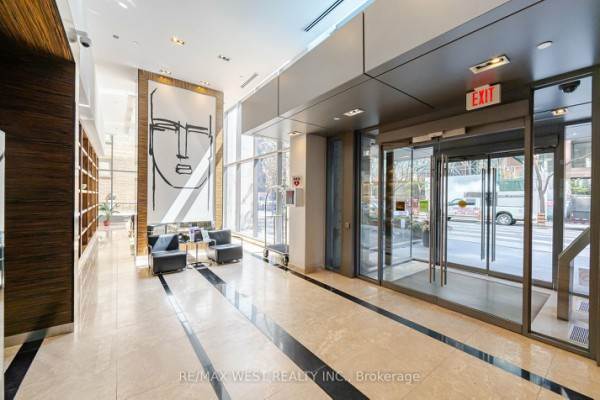 38 Grenville St, Toronto, ON M4Y1A5 Photo 3