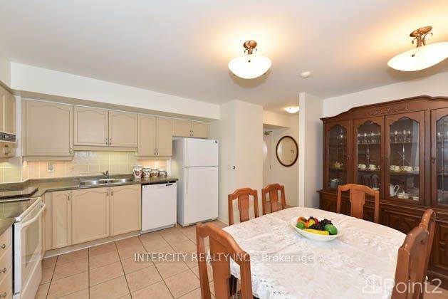 640 Sauve St 1012500 Rutherford Rd 316, Vaughan, ON L4K5N7 Photo 2