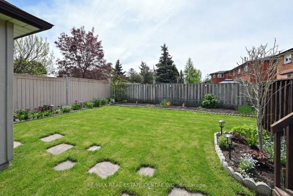930 Wetherby Lane, Mississauga, ON L4W4S7 Photo 6