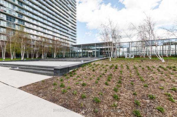 105 The Queensway Ave, Toronto, ON M6G5B5 Photo 4