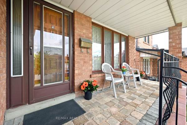 930 Wetherby Lane, Mississauga, ON L4W4S7 Photo 2