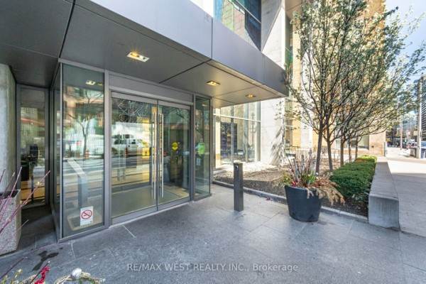 38 Grenville St, Toronto, ON M4Y1A5 Photo 2