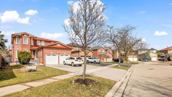 4489 Weymouth Commons Cres, Mississauga, ON L5R1P5 Photo 2