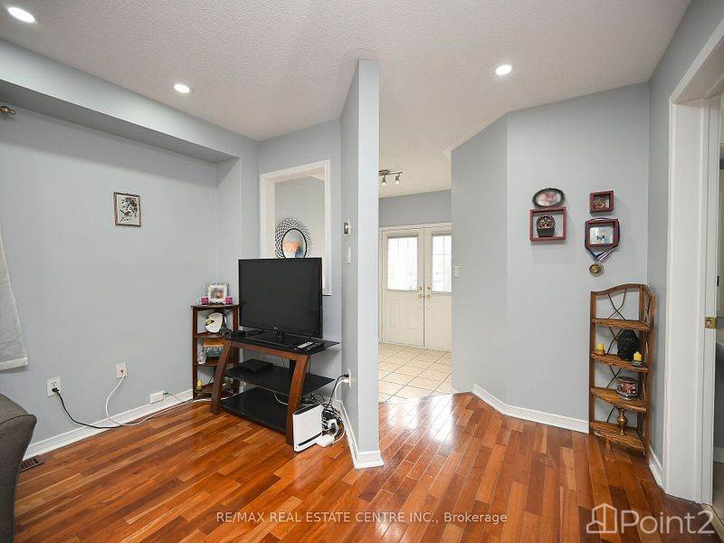 937 Tambourine Terr N, Mississauga, ON L5W1S5 Photo 5