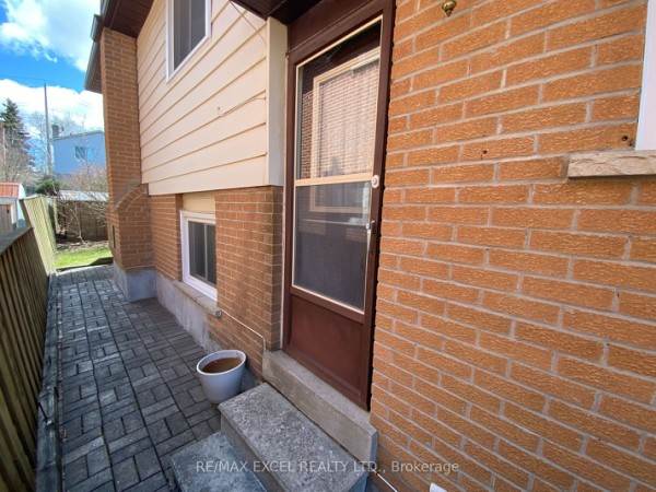 257 Manchester Dr, Newmarket, ON L3Y6J4 Photo 2